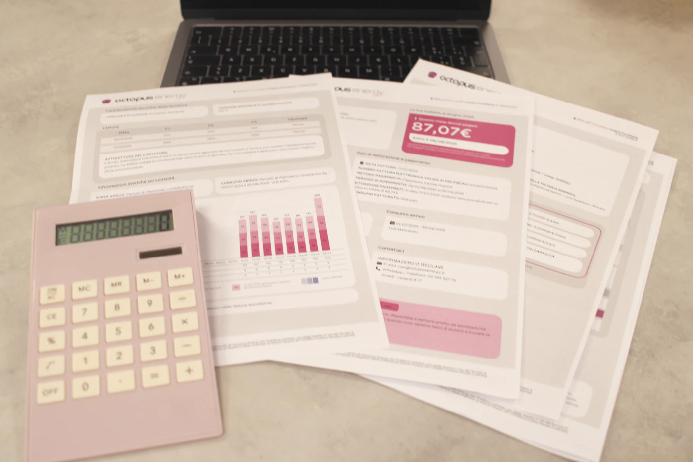 Contas, calculadora e notebook sobre a mesa